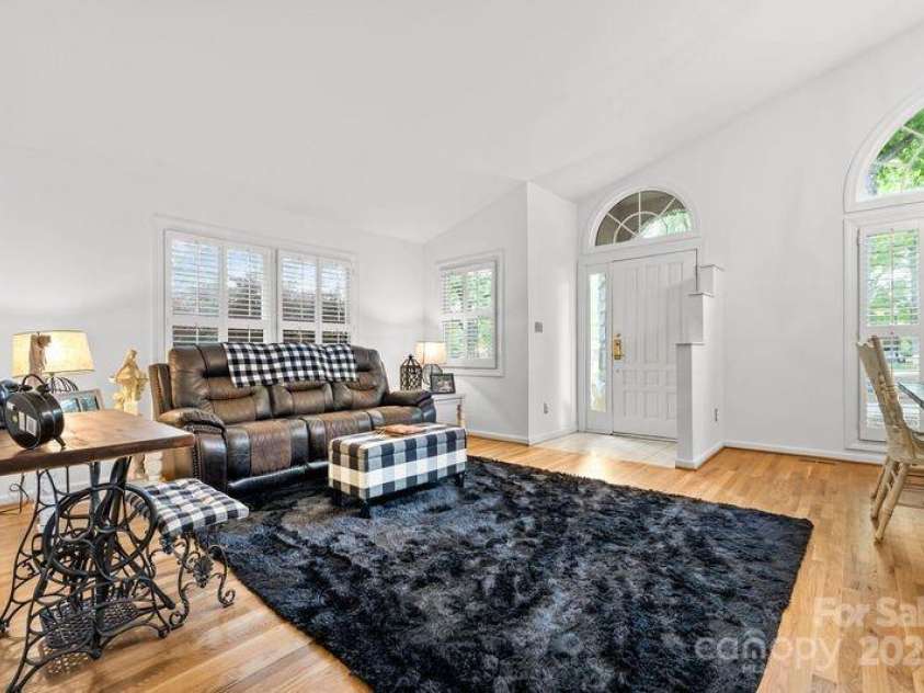 3764 Glenn Oaks Drive, Maiden, NC 28650.  MLS# CAR4246719, YatesRealty ID 11902. Living room
