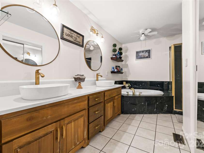 3764 Glenn Oaks Drive, Maiden, NC 28650.  MLS# CAR4246719, YatesRealty ID 11902. Master bath with large wall=k in closet