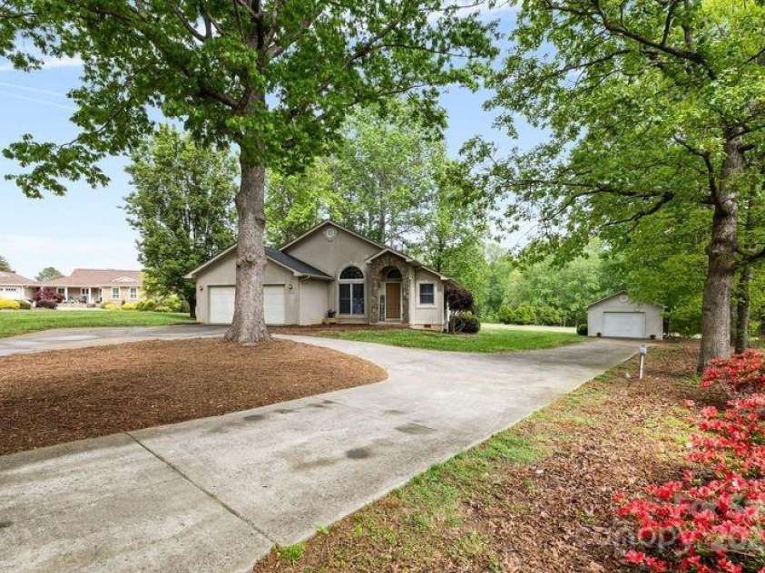 3764 Glenn Oaks Drive, Maiden, NC 28650.  MLS# CAR4246719, YatesRealty ID 11902. Workshop and 2nd driveway plenty of parking