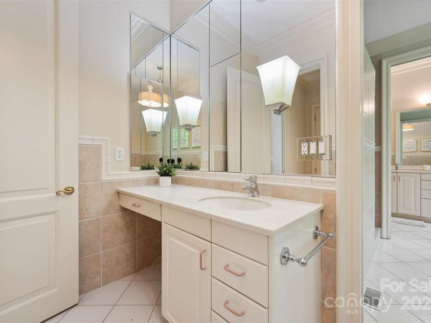 5701 Challisford Lane, Charlotte, NC 28226.  MLS# CAR4253782, YatesRealty ID 11903. 