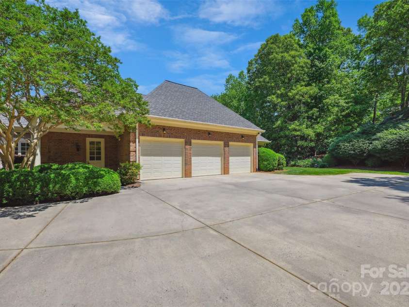 5701 Challisford Lane, Charlotte, NC 28226.  MLS# CAR4253782, YatesRealty ID 11903. 