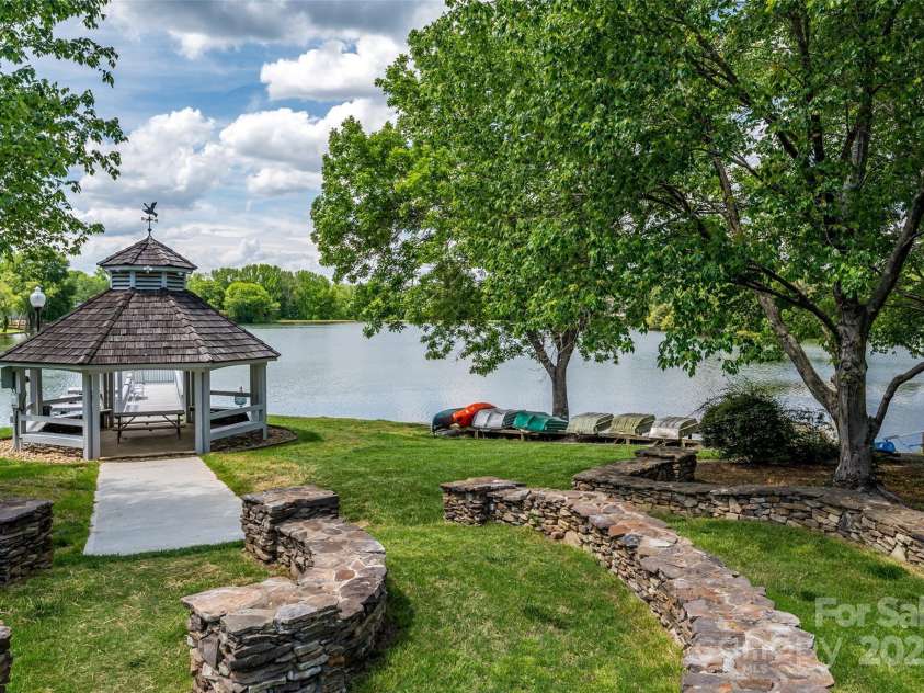5701 Challisford Lane, Charlotte, NC 28226.  MLS# CAR4253782, YatesRealty ID 11903. 