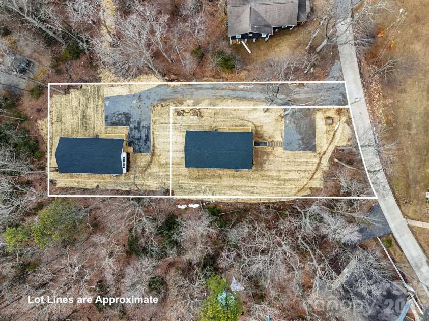 12 Knox Road, Black Mountain, NC 28711.  MLS# CAR4327309, YatesRealty ID 11904. 