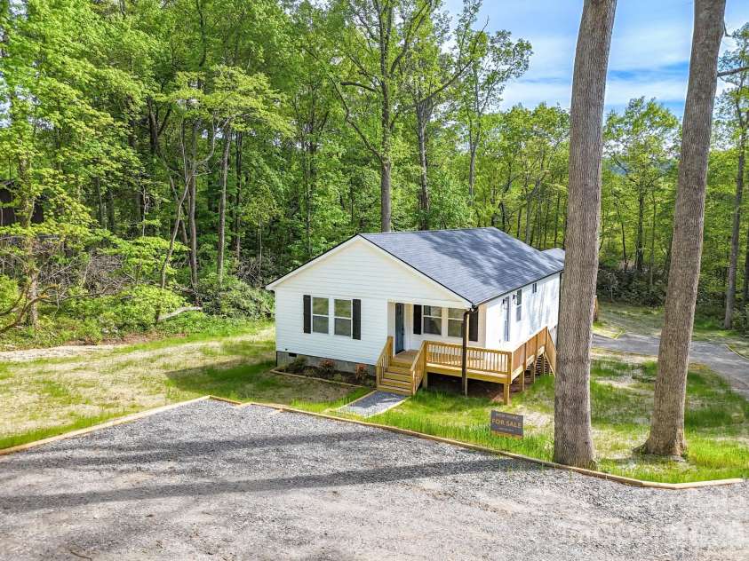 12 Knox Road, Black Mountain, NC 28711.  MLS# CAR4327309, YatesRealty ID 11904. 
