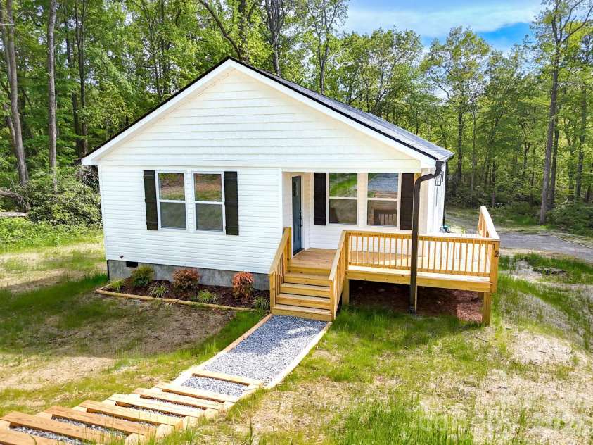 12 Knox Road, Black Mountain, NC 28711.  MLS# CAR4327309, YatesRealty ID 11904. 