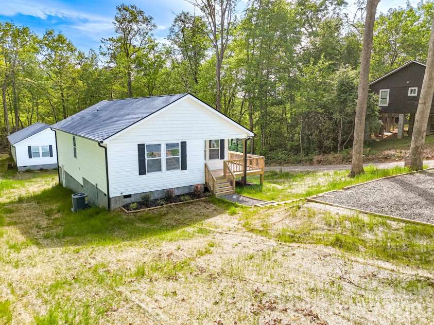 12 Knox Road, Black Mountain, NC 28711.  MLS# CAR4327309, YatesRealty ID 11904. 