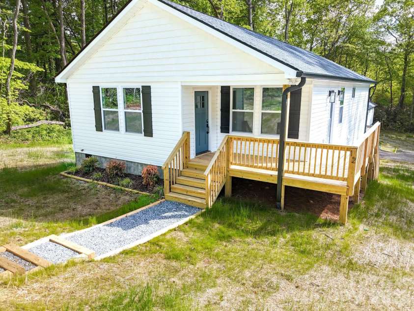 12 Knox Road, Black Mountain, NC 28711.  MLS# CAR4327309, YatesRealty ID 11904. 