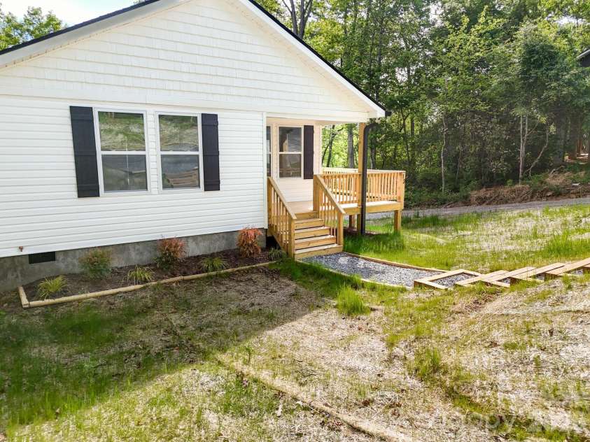 12 Knox Road, Black Mountain, NC 28711.  MLS# CAR4327309, YatesRealty ID 11904. 