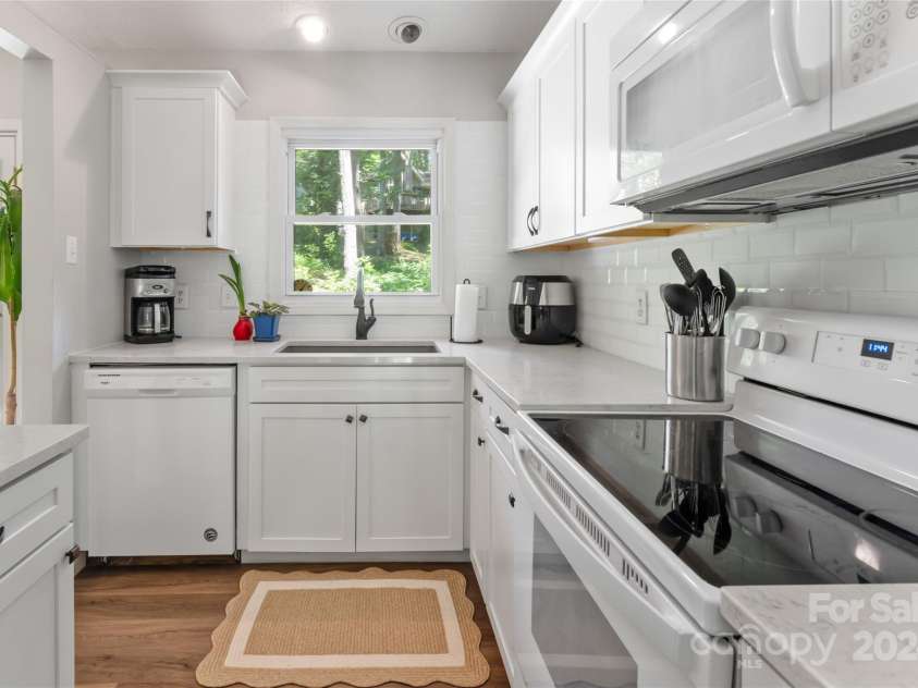 10 Muirfield Drive, Arden, NC 28704.  MLS# CAR4186604, YatesRealty ID 11905. 