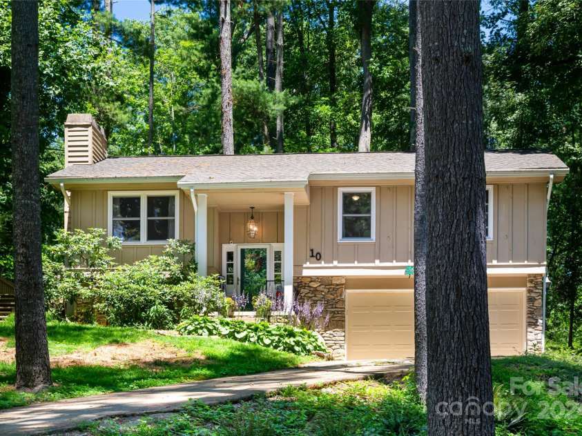 10 Muirfield Drive, Arden, NC 28704.  MLS# CAR4186604, YatesRealty ID 11905. 