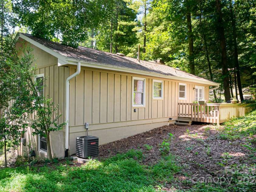 10 Muirfield Drive, Arden, NC 28704.  MLS# CAR4186604, YatesRealty ID 11905. 