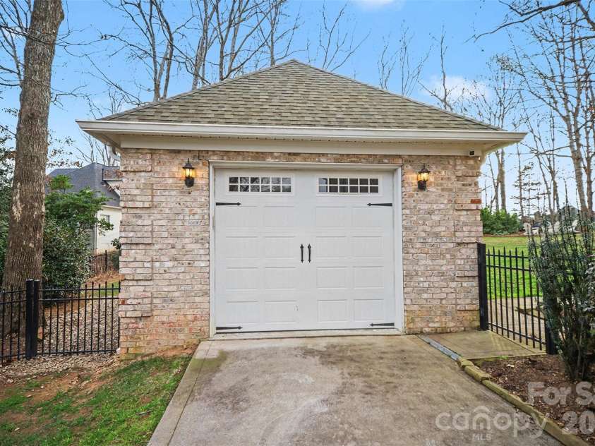 6722 Fox Ridge Circle, Davidson, NC 28036.  MLS# CAR4334663, YatesRealty ID 11905. Detached garage