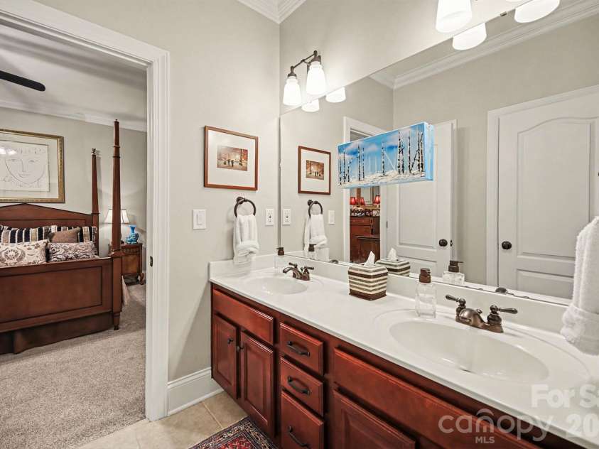 6722 Fox Ridge Circle, Davidson, NC 28036.  MLS# CAR4334663, YatesRealty ID 11905. Shared ensuite bath.