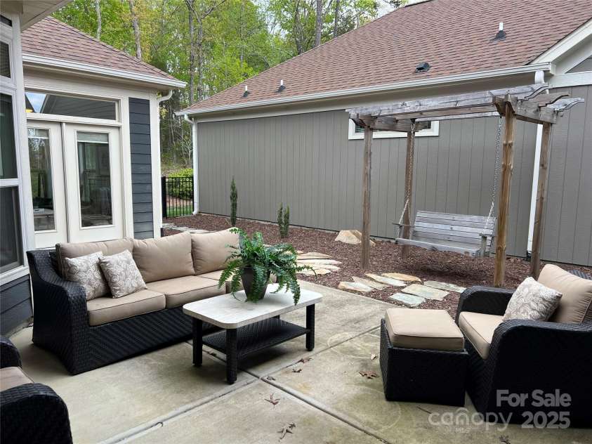 1220 Avalon Place, Matthews, NC 28104.  MLS# CAR4224062, YatesRealty ID 11907. 