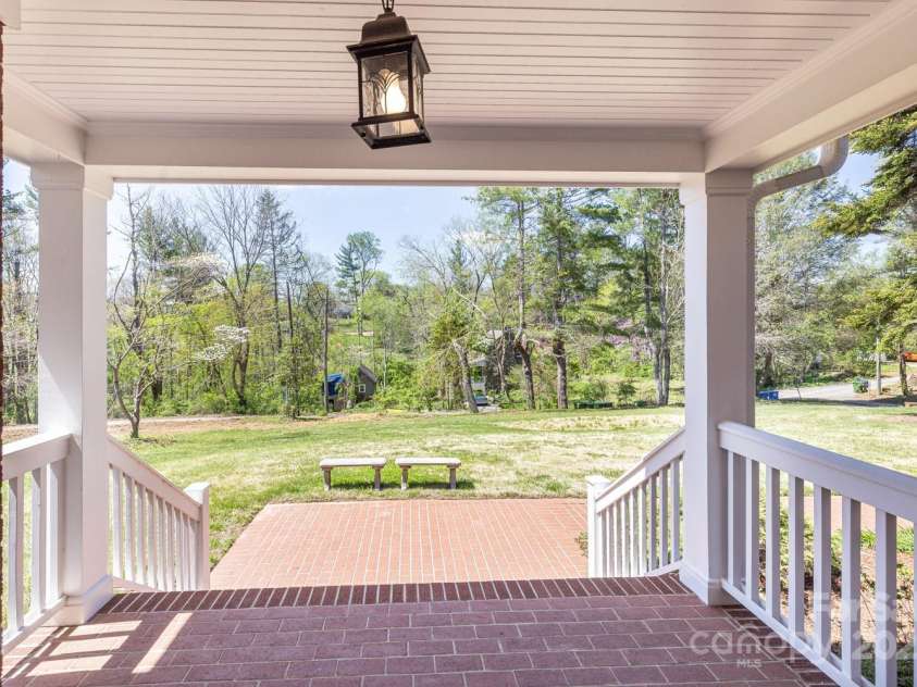 10 Summer Street, Asheville, NC 28804.  MLS# CAR4246036, YatesRealty ID 11908. 
