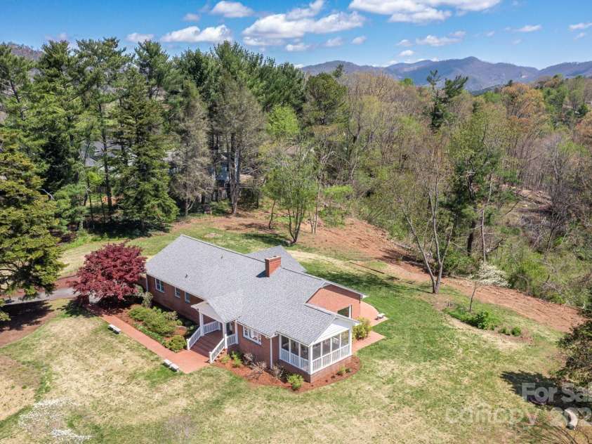 10 Summer Street, Asheville, NC 28804.  MLS# CAR4246036, YatesRealty ID 11908. 