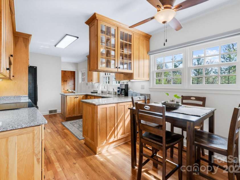 10 Summer Street, Asheville, NC 28804.  MLS# CAR4246036, YatesRealty ID 11908. 