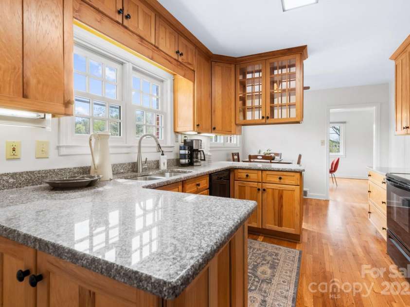 10 Summer Street, Asheville, NC 28804.  MLS# CAR4246036, YatesRealty ID 11908. 