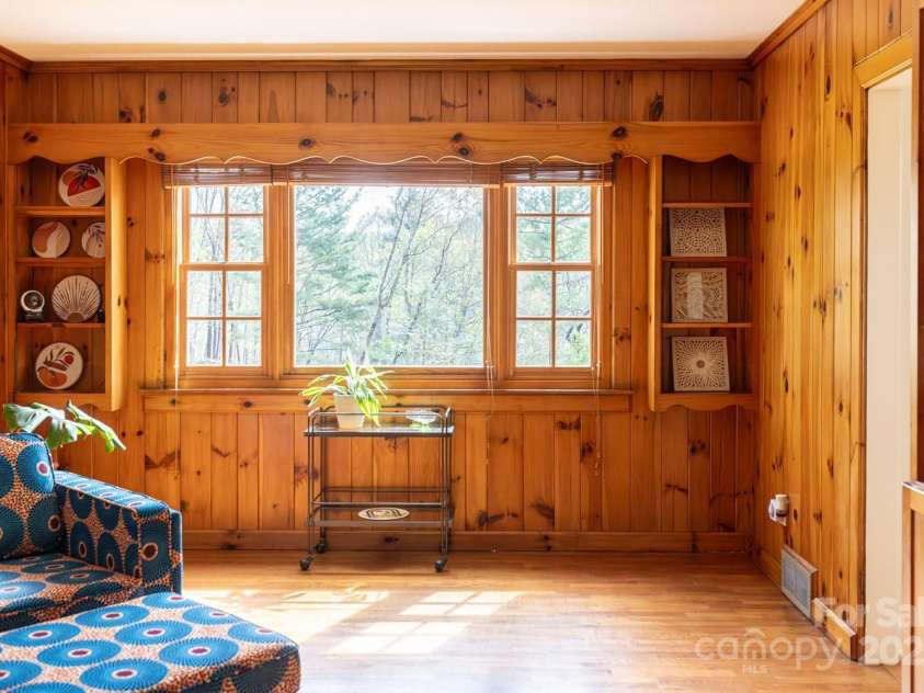 10 Summer Street, Asheville, NC 28804.  MLS# CAR4246036, YatesRealty ID 11908. 