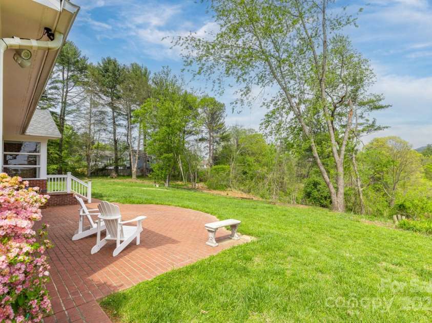 10 Summer Street, Asheville, NC 28804.  MLS# CAR4246036, YatesRealty ID 11908. 