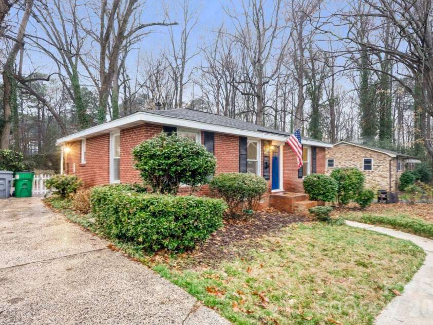 3728 Seaforth Drive, Charlotte, NC 28205.  MLS# CAR4353566, YatesRealty ID 11908. Driveway