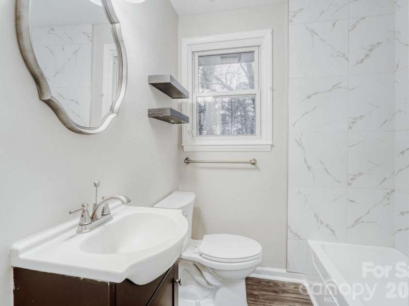 3728 Seaforth Drive, Charlotte, NC 28205.  MLS# CAR4353566, YatesRealty ID 11908. Full Bath