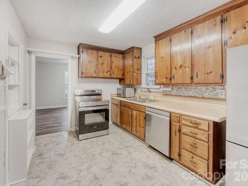 3728 Seaforth Drive, Charlotte, NC 28205.  MLS# CAR4353566, YatesRealty ID 11908. Kitchen