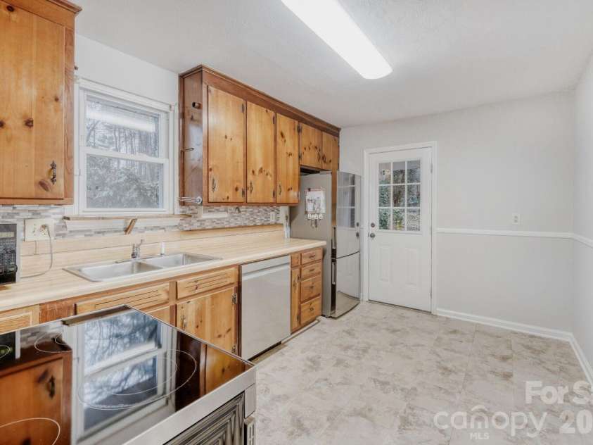 3728 Seaforth Drive, Charlotte, NC 28205.  MLS# CAR4353566, YatesRealty ID 11908. Kitchen