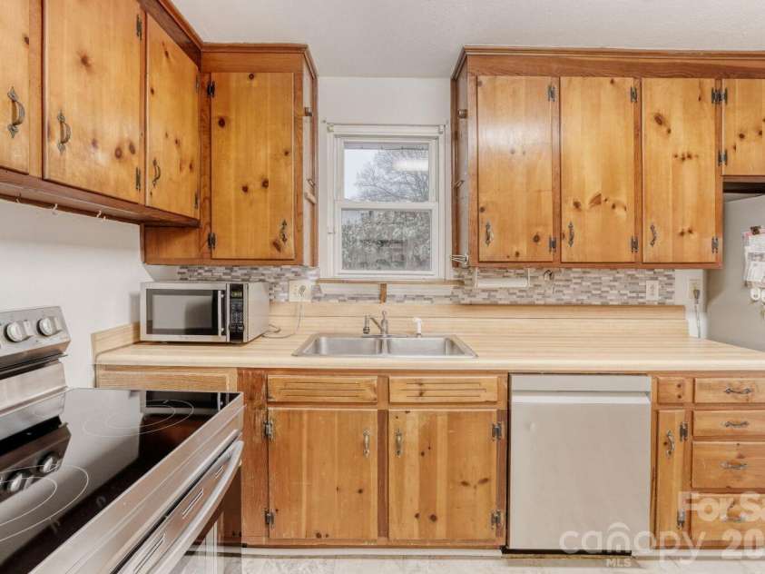 3728 Seaforth Drive, Charlotte, NC 28205.  MLS# CAR4353566, YatesRealty ID 11908. Kitchen