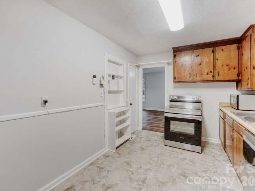 3728 Seaforth Drive, Charlotte, NC 28205.  MLS# CAR4353566, YatesRealty ID 11908. Kitchen