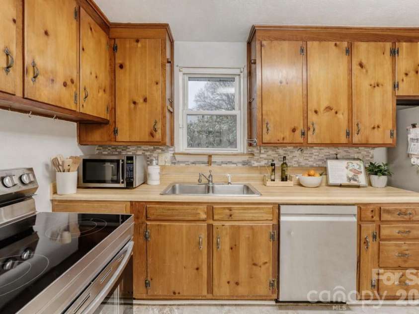 3728 Seaforth Drive, Charlotte, NC 28205.  MLS# CAR4353566, YatesRealty ID 11908. Staged Kitchen