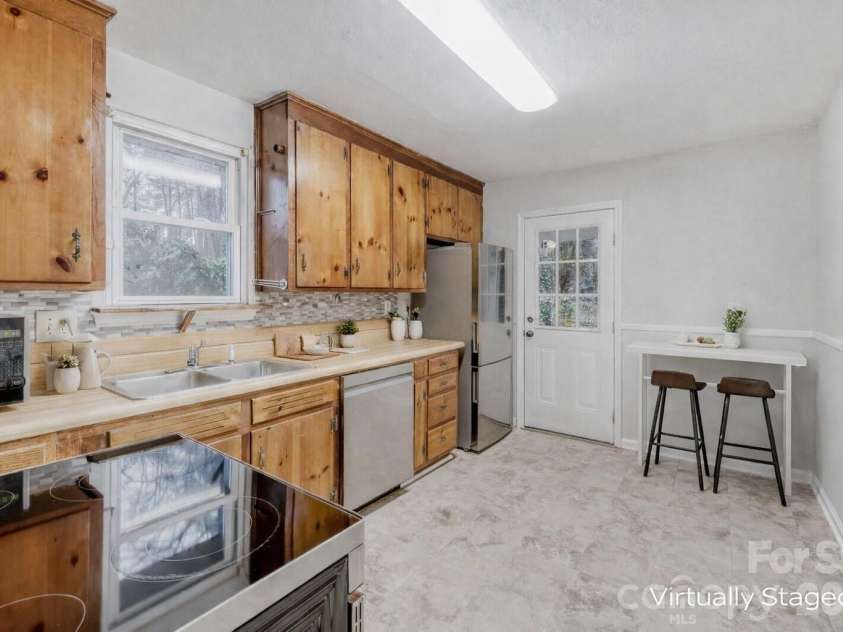 3728 Seaforth Drive, Charlotte, NC 28205.  MLS# CAR4353566, YatesRealty ID 11908. Staged Kitchen