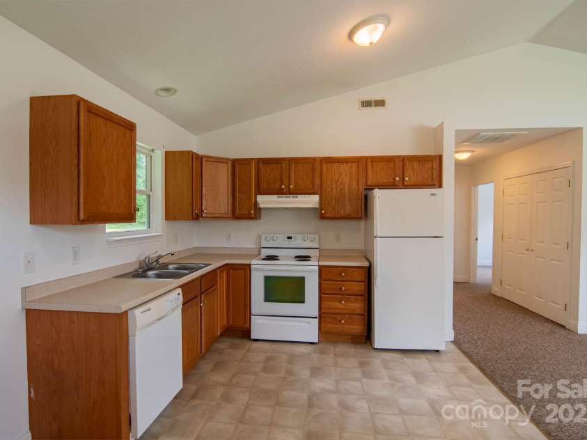 835 3rd Avenue, Hendersonville, NC 28739.  MLS# CAR4290456, YatesRealty ID 11911. 