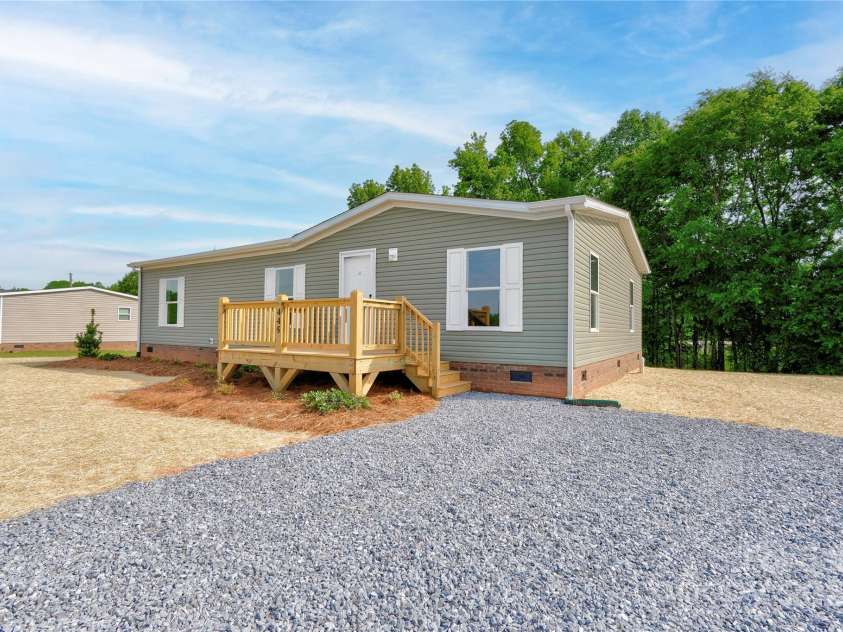 445 Davis Road, Shelby, NC 28152.  MLS# CAR4252996, YatesRealty ID 11912. Front & Right Side