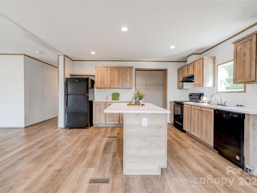 445 Davis Road, Shelby, NC 28152.  MLS# CAR4252996, YatesRealty ID 11912. Kitchen