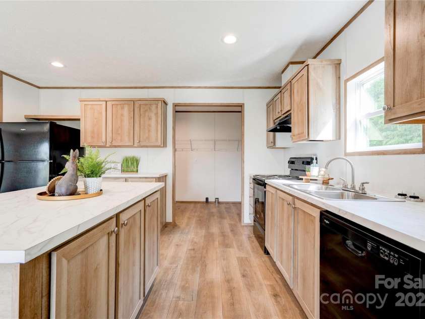 445 Davis Road, Shelby, NC 28152.  MLS# CAR4252996, YatesRealty ID 11912. Kitchen