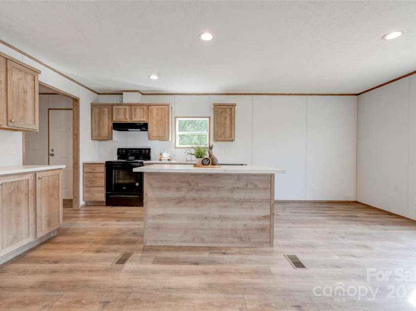 445 Davis Road, Shelby, NC 28152.  MLS# CAR4252996, YatesRealty ID 11912. Kitchen