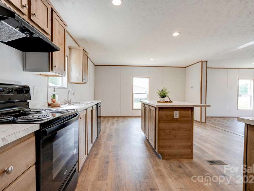 445 Davis Road, Shelby, NC 28152.  MLS# CAR4252996, YatesRealty ID 11912. Kitchen