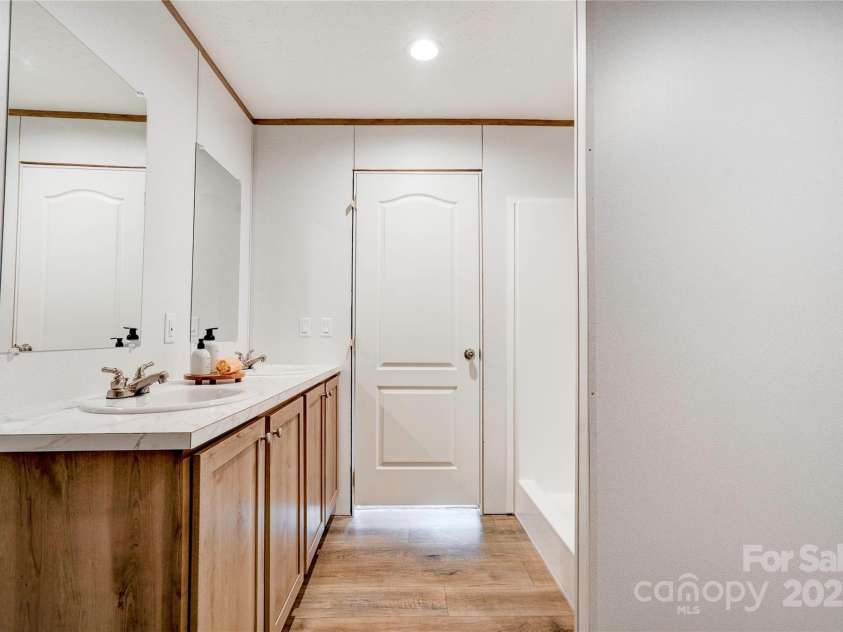 445 Davis Road, Shelby, NC 28152.  MLS# CAR4252996, YatesRealty ID 11912. Primary Bath