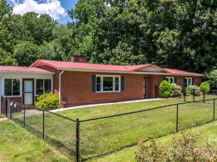 6264 US 221 Highway, Marion, NC 28752.  MLS# CAR4400052, YatesRealty ID 11913. 