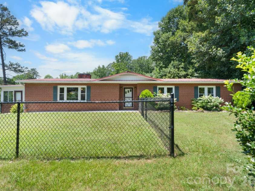 6264 US 221 Highway, Marion, NC 28752.  MLS# CAR4400052, YatesRealty ID 11913. 