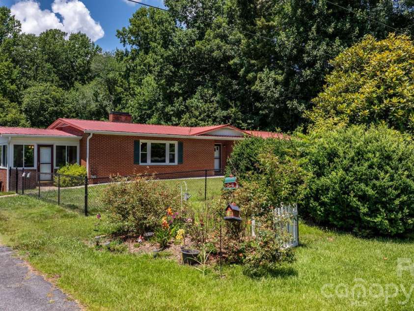 6264 US 221 Highway, Marion, NC 28752.  MLS# CAR4400052, YatesRealty ID 11913. 