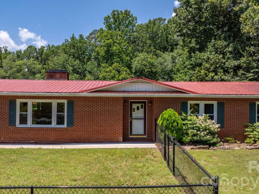 6264 US 221 Highway, Marion, NC 28752.  MLS# CAR4400052, YatesRealty ID 11913. 
