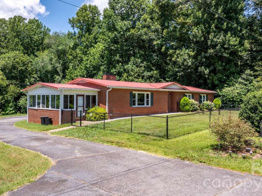 6264 US 221 Highway, Marion, NC 28752.  MLS# CAR4400052, YatesRealty ID 11913. 