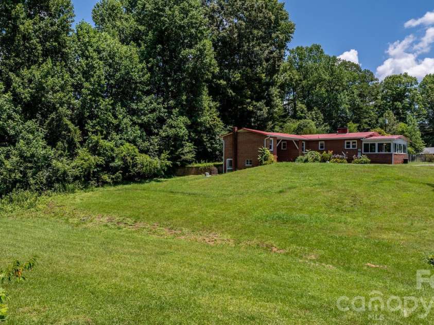 6264 US 221 Highway, Marion, NC 28752.  MLS# CAR4400052, YatesRealty ID 11913. 