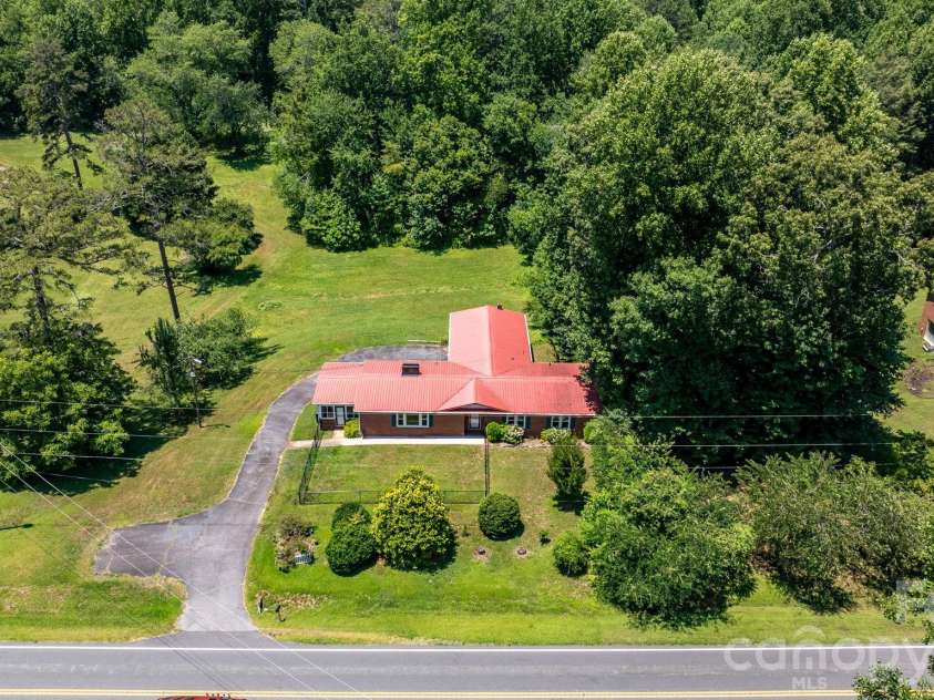 6264 US 221 Highway, Marion, NC 28752.  MLS# CAR4400052, YatesRealty ID 11913. 