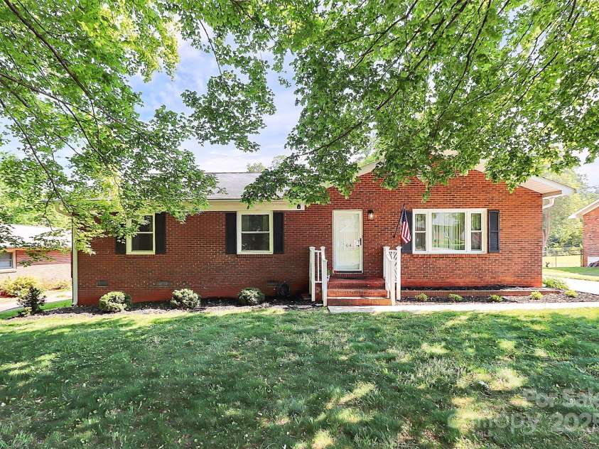 704 Kingman Drive, Charlotte, NC 28217.  MLS# CAR4251916, YatesRealty ID 11913. 