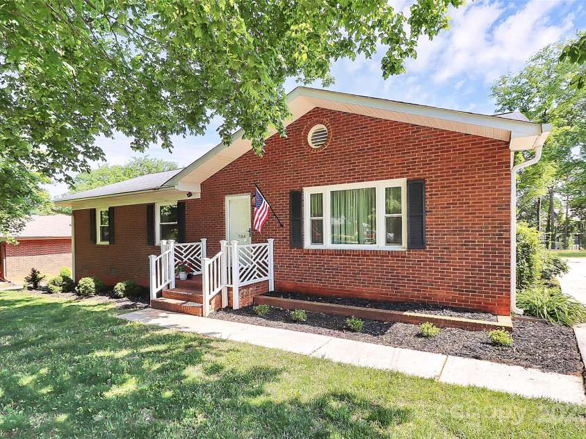 704 Kingman Drive, Charlotte, NC 28217.  MLS# CAR4251916, YatesRealty ID 11913. 