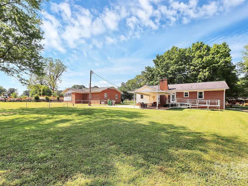 704 Kingman Drive, Charlotte, NC 28217.  MLS# CAR4251916, YatesRealty ID 11913. 
