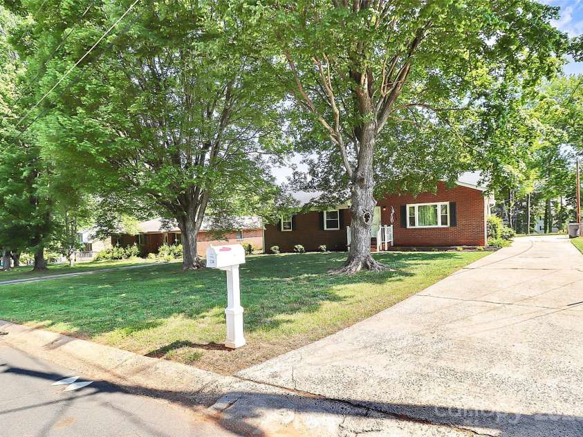 704 Kingman Drive, Charlotte, NC 28217.  MLS# CAR4251916, YatesRealty ID 11913. 